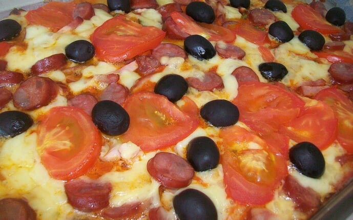 Пицца с салями и охотничьими колбасками: фото к шагу 16.