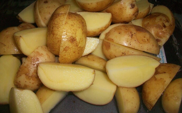 Картошка со шкуркой запеченная в духовке по-деревенски: фото к шагу 1.