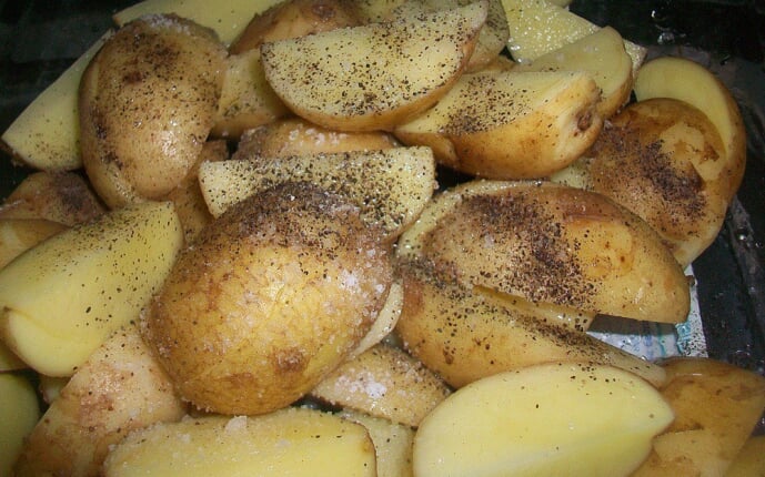 Картошка со шкуркой запеченная в духовке по-деревенски: фото к шагу 2.