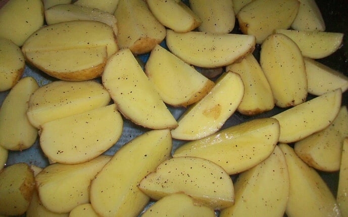Картошка со шкуркой запеченная в духовке по-деревенски: фото к шагу 3.