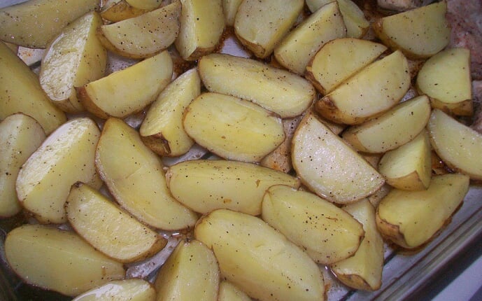 Картошка со шкуркой запеченная в духовке по-деревенски: фото к шагу 4.