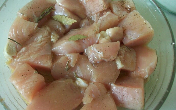 Куриное филе кусочками со специями запеченное в духовке: фото к шагу 2.