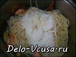Спагетти с креветками и цукини: фото к шагу 11.