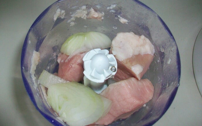 Свиные котлеты с сыром Пармезан в кунжутной панировке: фото к шагу 1. Свиные котлеты с сыром Пармезан в кунжутной панировке: фото к шагу 1.