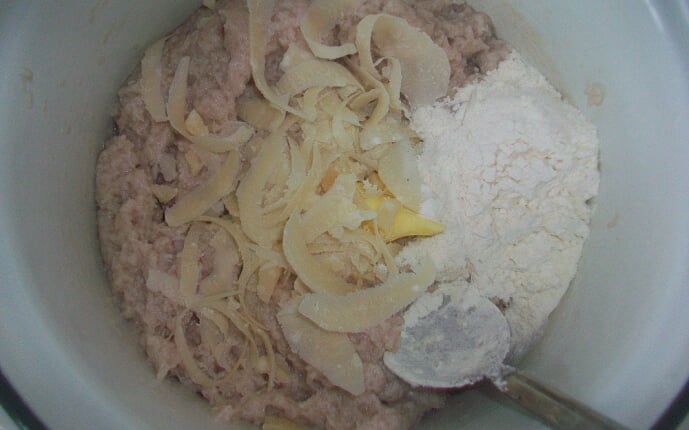 Свиные котлеты с сыром Пармезан в кунжутной панировке: фото к шагу 2. Свиные котлеты с сыром Пармезан в кунжутной панировке: фото к шагу 2.