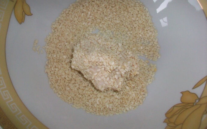 Свиные котлеты с сыром Пармезан в кунжутной панировке: фото к шагу 4. Свиные котлеты с сыром Пармезан в кунжутной панировке: фото к шагу 4.