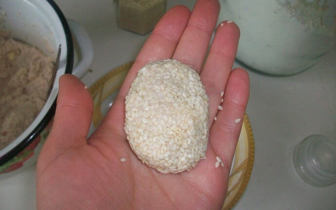 Свиные котлеты с сыром Пармезан в кунжутной панировке: фото к шагу 5. Свиные котлеты с сыром Пармезан в кунжутной панировке: фото к шагу 5.