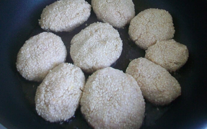 Свиные котлеты с сыром Пармезан в кунжутной панировке: фото к шагу 6. Свиные котлеты с сыром Пармезан в кунжутной панировке: фото к шагу 6.