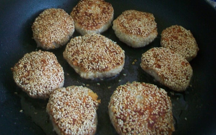 Свиные котлеты с сыром Пармезан в кунжутной панировке: фото к шагу 7. Свиные котлеты с сыром Пармезан в кунжутной панировке: фото к шагу 7.