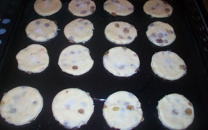 Творожные печенья с изюмом. Простое печенье с творогом и изюмом: фото к шагу 10. Творожные печенья с изюмом. Простое печенье с творогом и изюмом: фото к шагу 10.