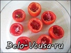 Яичница в томатах приготовленная в духовке: фото к шагу 3.