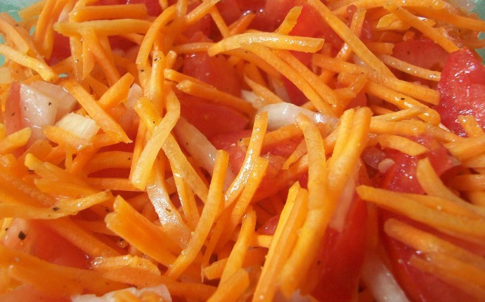 Салат из морковки, помидор и репчатого лука