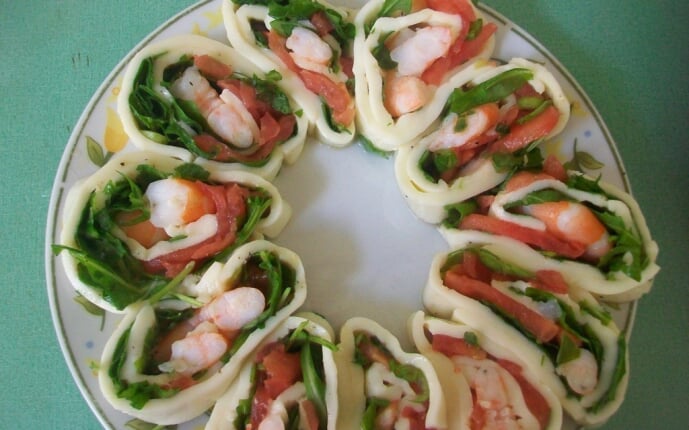 Рулетики из моцареллы с помидорами, креветками и руколой: фото к шагу 13. Рулетики из моцареллы с помидорами, креветками и руколой: фото к шагу 13.