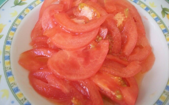 Рулетики из моцареллы с помидорами, креветками и руколой: фото к шагу 5. Рулетики из моцареллы с помидорами, креветками и руколой: фото к шагу 5.