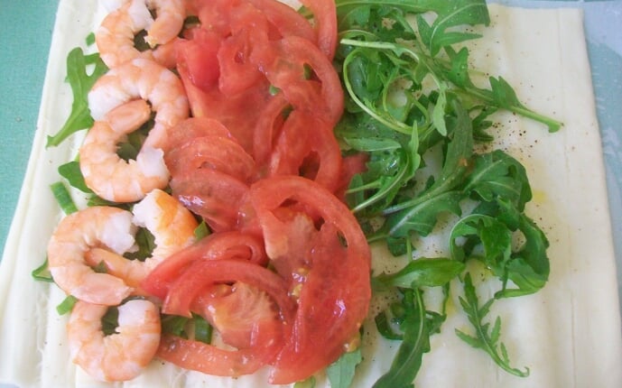 Рулетики из моцареллы с помидорами, креветками и руколой: фото к шагу 11. Рулетики из моцареллы с помидорами, креветками и руколой: фото к шагу 11.