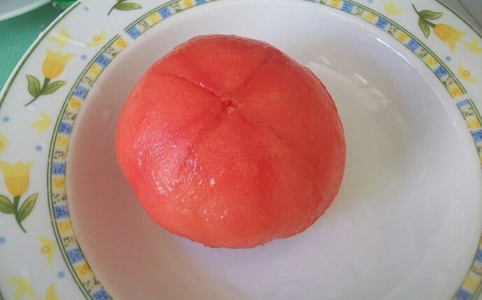 Рулетики из моцареллы с помидорами, креветками и руколой: фото к шагу 4. Рулетики из моцареллы с помидорами, креветками и руколой: фото к шагу 4.