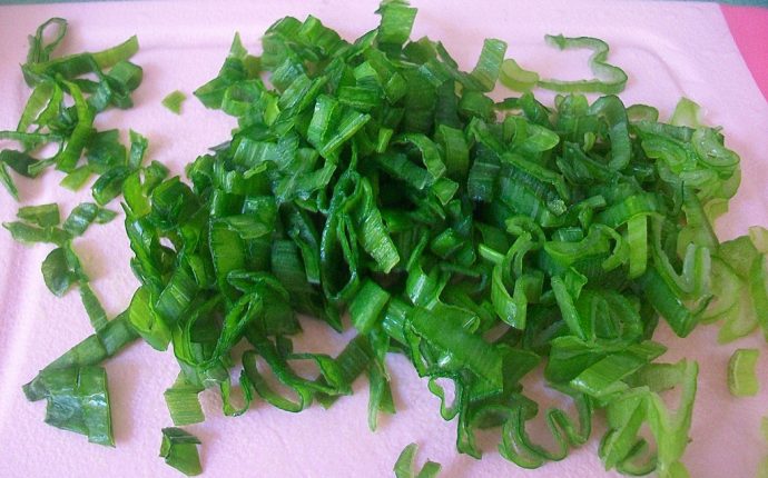 Рулетики из моцареллы с помидорами, креветками и руколой: фото к шагу 8. Рулетики из моцареллы с помидорами, креветками и руколой: фото к шагу 8.