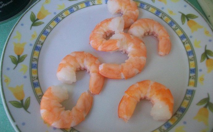 Рулетики из моцареллы с помидорами, креветками и руколой: фото к шагу 2. Рулетики из моцареллы с помидорами, креветками и руколой: фото к шагу 2.