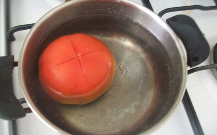 Рулетики из моцареллы с помидорами, креветками и руколой: фото к шагу 3. Рулетики из моцареллы с помидорами, креветками и руколой: фото к шагу 3.