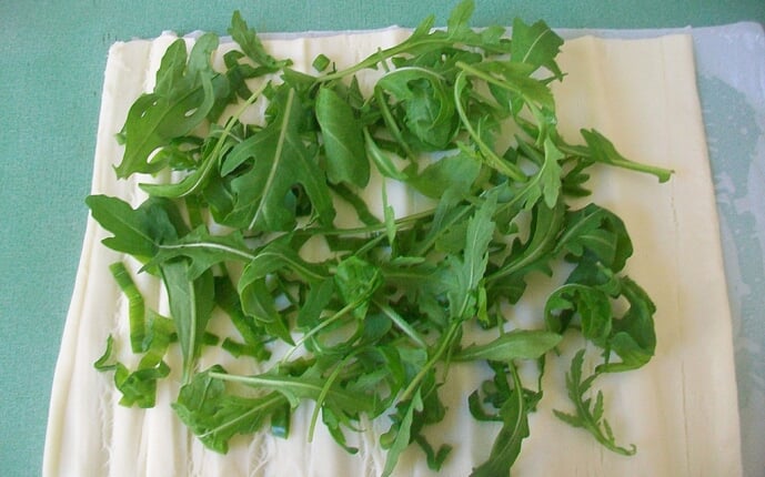 Рулетики из моцареллы с помидорами, креветками и руколой: фото к шагу 9. Рулетики из моцареллы с помидорами, креветками и руколой: фото к шагу 9.