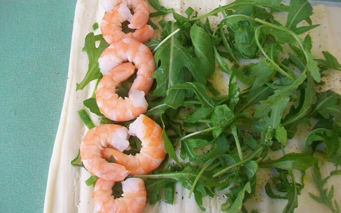 Рулетики из моцареллы с помидорами, креветками и руколой: фото к шагу 10. Рулетики из моцареллы с помидорами, креветками и руколой: фото к шагу 10.