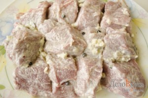 Свинина в фольге в духовке: Смазать мясо