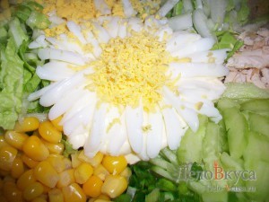 салат с пекинской капустой, огурцом и кукурузой