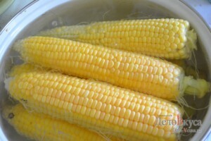 Вареная кукуруза: Кукурузу сложить в кастрюлю