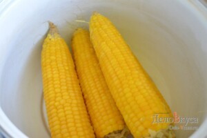 Вареная кукуруза: Сливаем воду с кукурузы