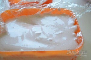Холодный десерт Семифредо с клубникой: фото к шагу 10.
