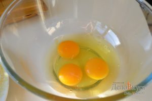 Омлет: Разбить три яйца
