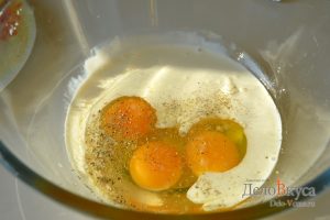 Омлет: Добавляем к яйцам сливки, соль и перец