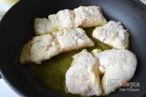 Рыба под соусом: Рыбу обжарить на разогретой сковородке с растительным маслом