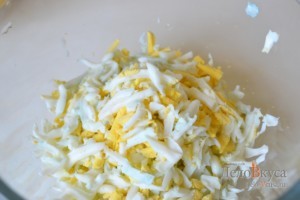 Салат из черемши: Вареные яйца натереть на терке