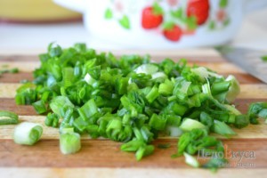 Салат из черемши: Зеленый лук мелко порезать