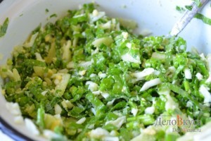 Салат из черемши: Заправить и перемешать салат