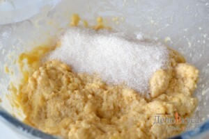 Панеттоне: Замесить тесто и добавить сахар