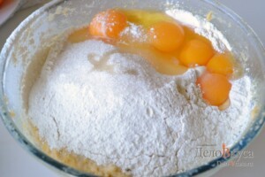 Панеттоне: Добавить муку, сахар, яйца, желтки, соль и ваниль