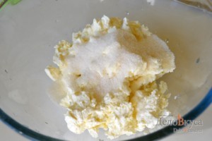 Сырники: Творог смешать с сахаром