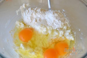 Сырники: Добавить к творогу яйца