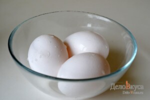 Красим пасхальные яйца в желтый цвет куркумой: фото к шагу 1.