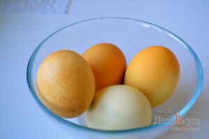 Красим пасхальные яйца в желтый цвет куркумой: фото к шагу 3.
