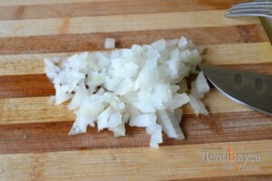 Картофельные драники: Лук порезать кубиками