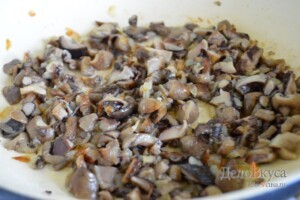 Картофельные драники: Обжариваем грибы с луком
