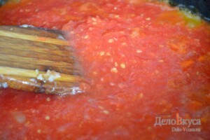 Кабачковая икра: К луку добавляем помидоры