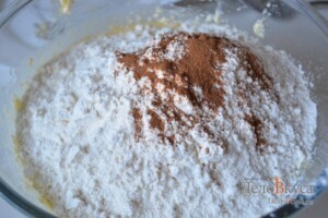 Песочное печенье на майонезе: фото к шагу 3.