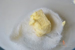 Кокосовое печенье: Сахар смешать со сливочным маслом