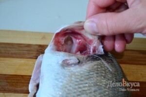 Как выбирать и чистить свежую рыбу дорадо: фото к шагу 9.