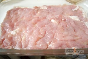Мясо по-французски из свинины: Кладем в форму мясо