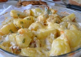Запеченная картошка с сыром и сливками